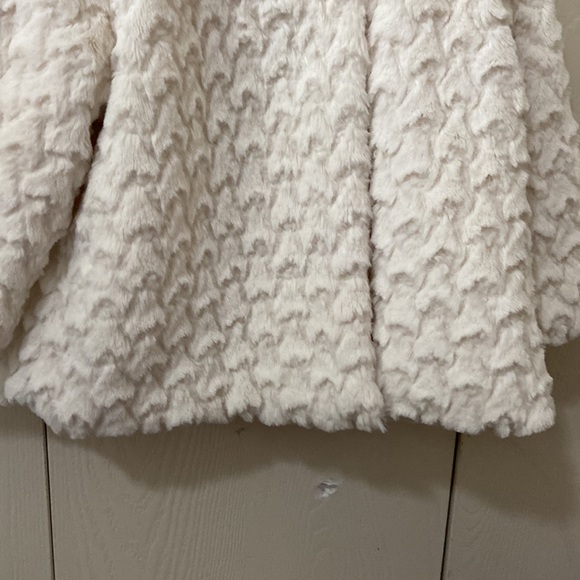 The Children’s Place Off-White Faux Fur Coat and Hat - Picture 5 of 9